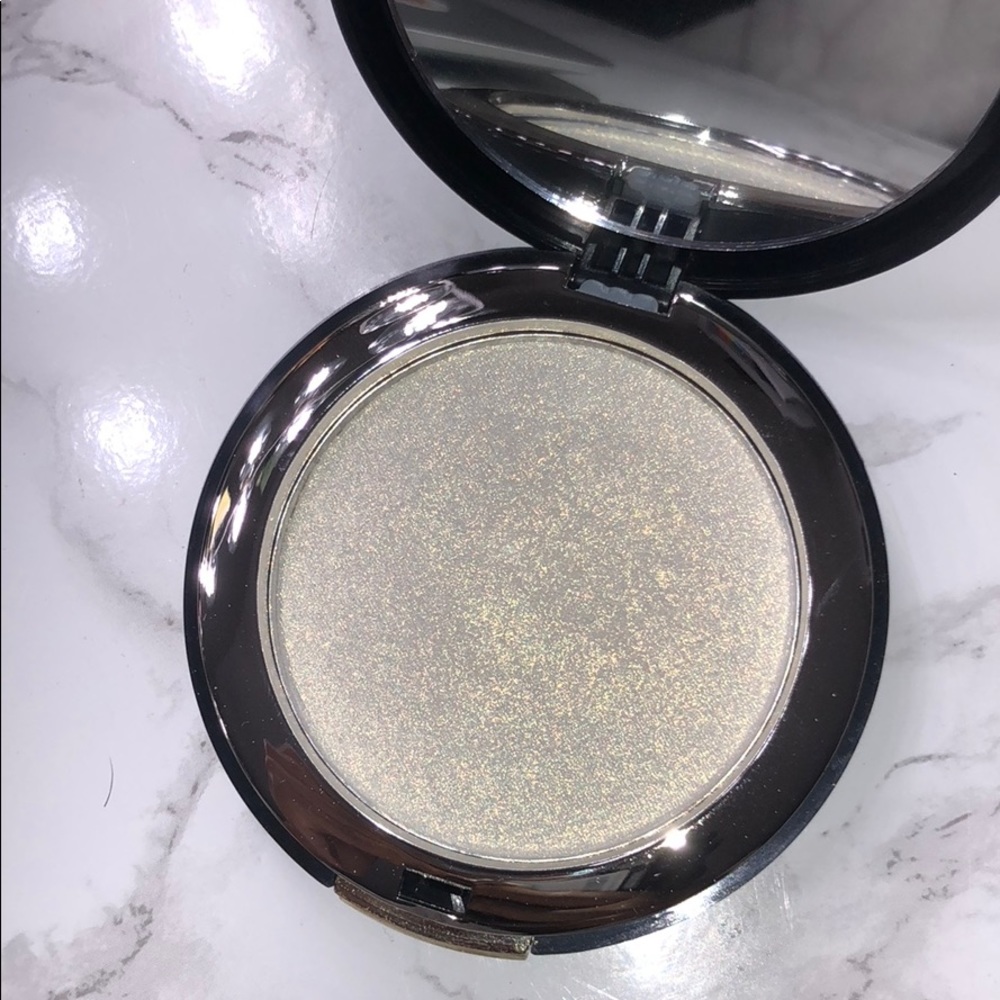 Give Me Glow Cosmetics Halo Highlighter!